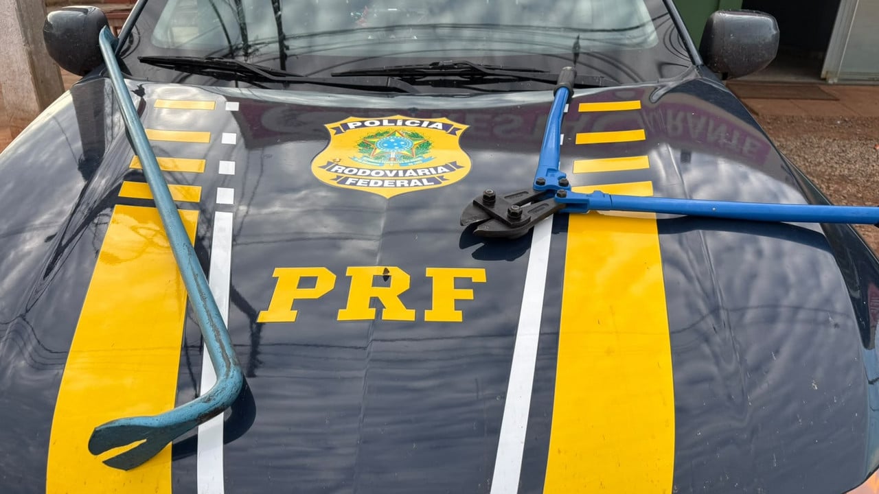 PRF de João Pinheiro recupera caminhão furtado com 3 toneladas de frango; ladrão pulou do veículo em movimento e fugiu