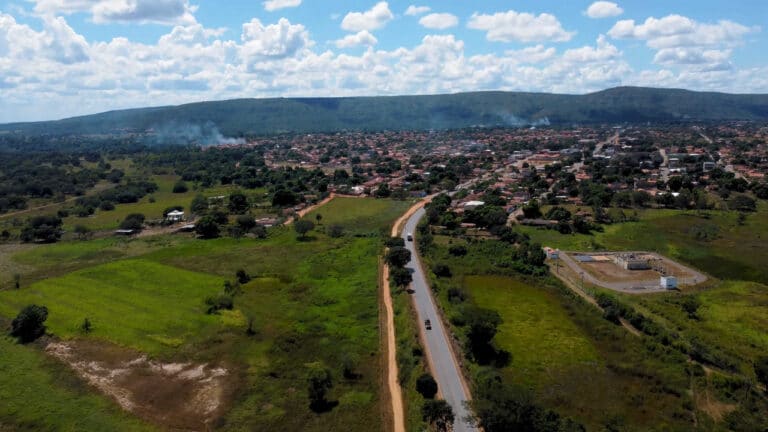Homem joga carro contra bicicleta da ex, ameaça pôr fogo no bar e manda ela sair da cidade em Brasilândia de Minas