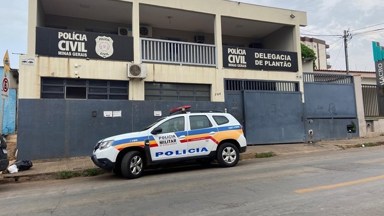 Menina de 5 anos chega à escola com marcas de chinelada no rosto e mãe é presa em flagrante em Patos de Minas