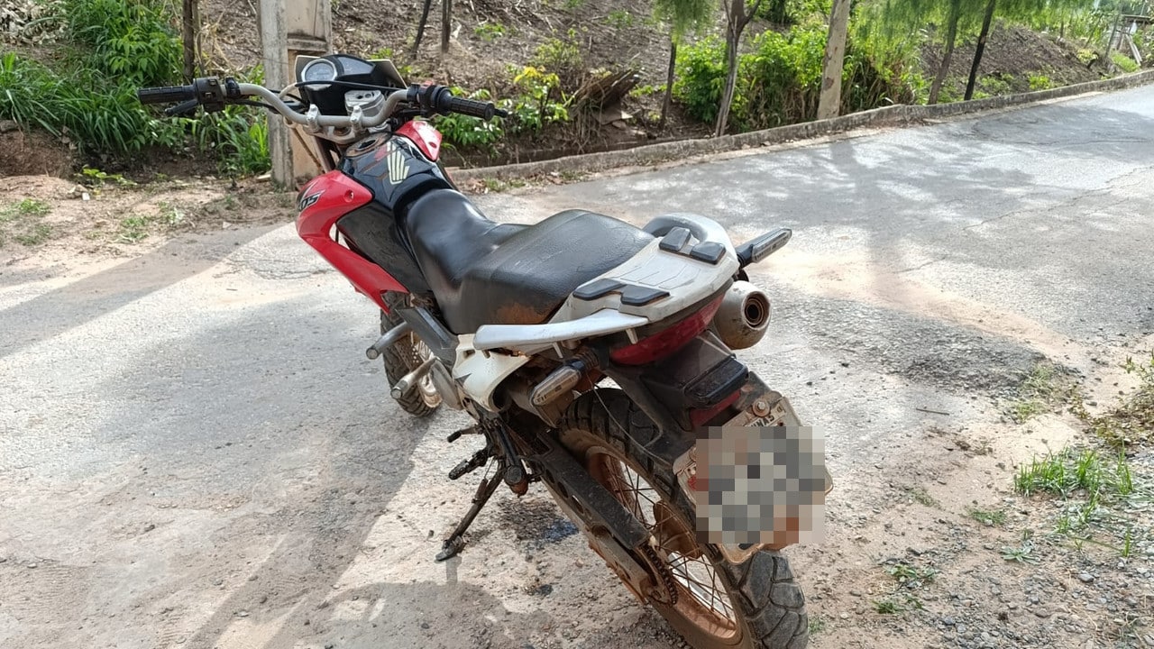 Moto furtada em Brasilândia de Minas é encontrada abandonada com a chave na ignição no bairro Cais, em João Pinheiro