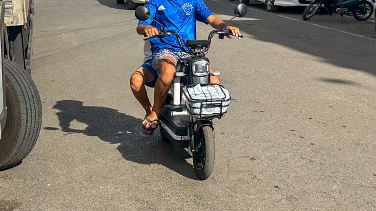 Projeto de lei quer proibir menores de 15 anos de conduzir bicicletas elétricas no Brasil