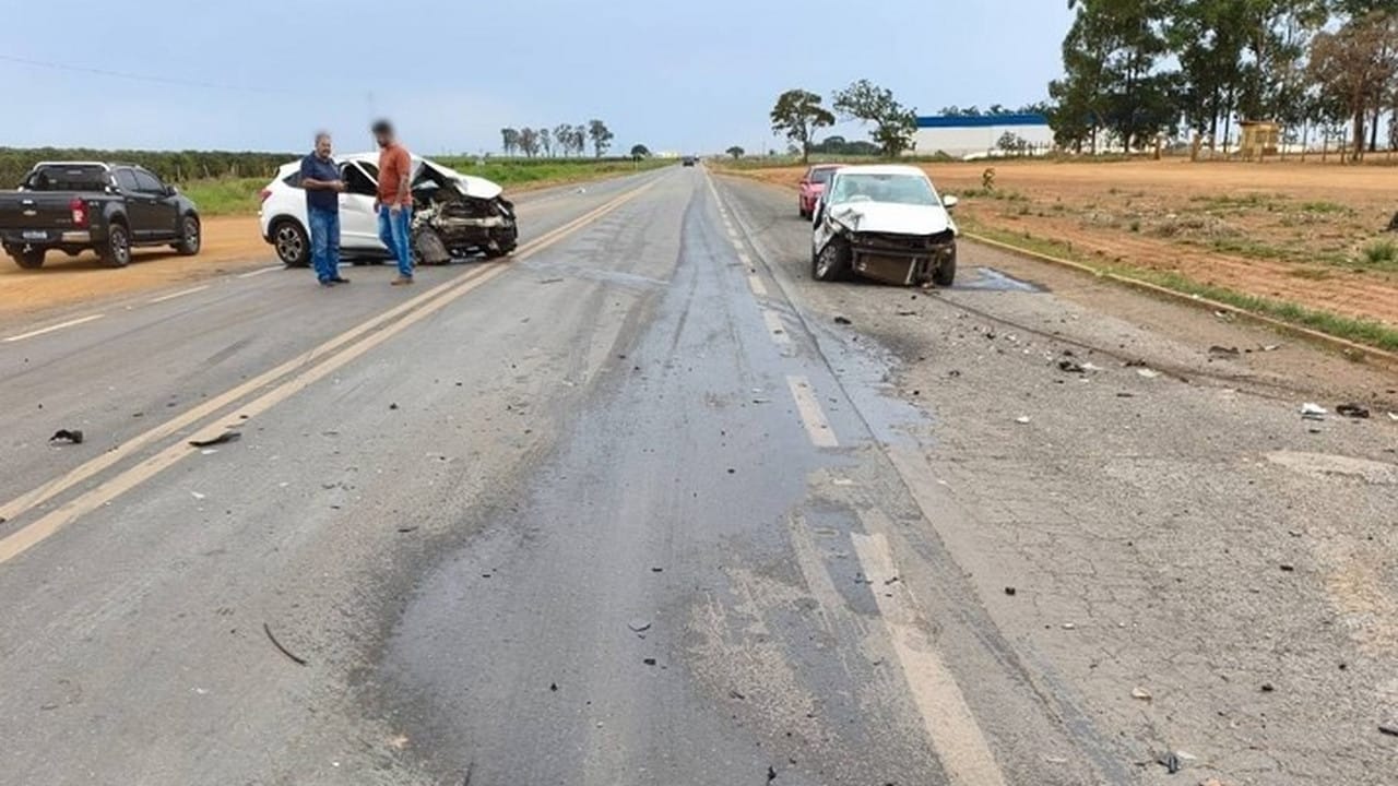 Ultrapassagem malsucedida termina em batida frontal e deixa quatro feridos na MGC-354 em Presidente Olegário