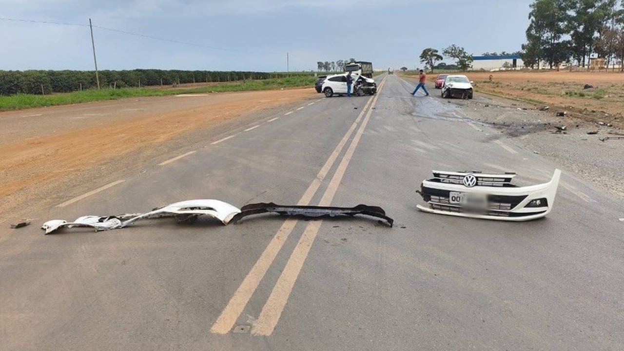 Ultrapassagem malsucedida termina em batida frontal e deixa quatro feridos na MGC-354 em Presidente Olegário