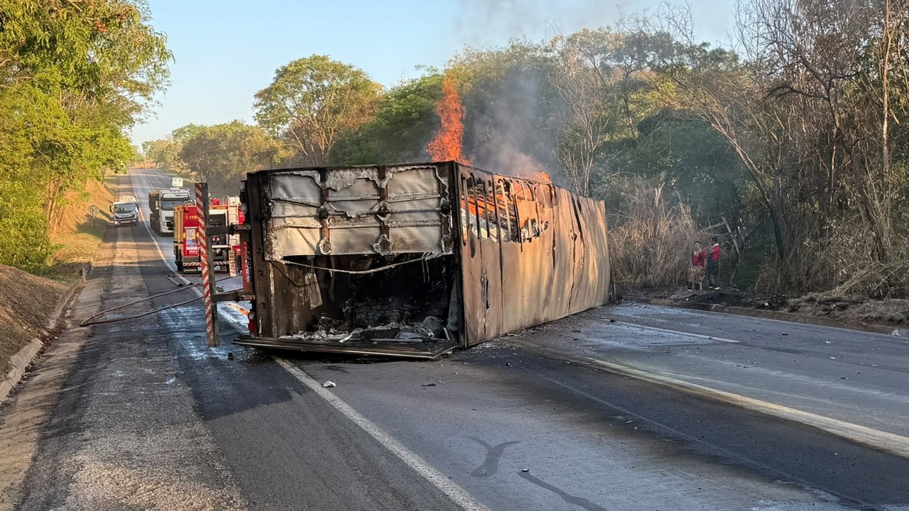 BR-040 ficou fechada por mais de cinco horas após carreta com medicamentos tombar e pegar fogo em João Pinheiro