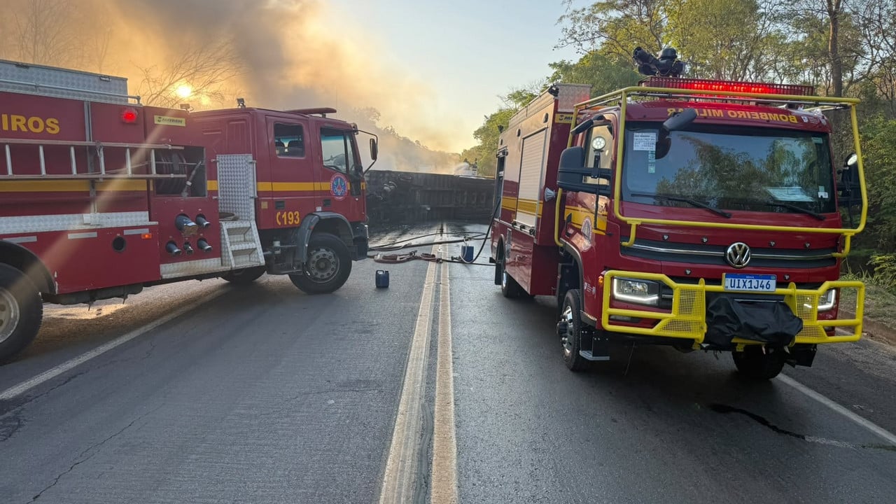 BR-040 ficou fechada por mais de cinco horas após carreta com medicamentos tombar e pegar fogo em João Pinheiro