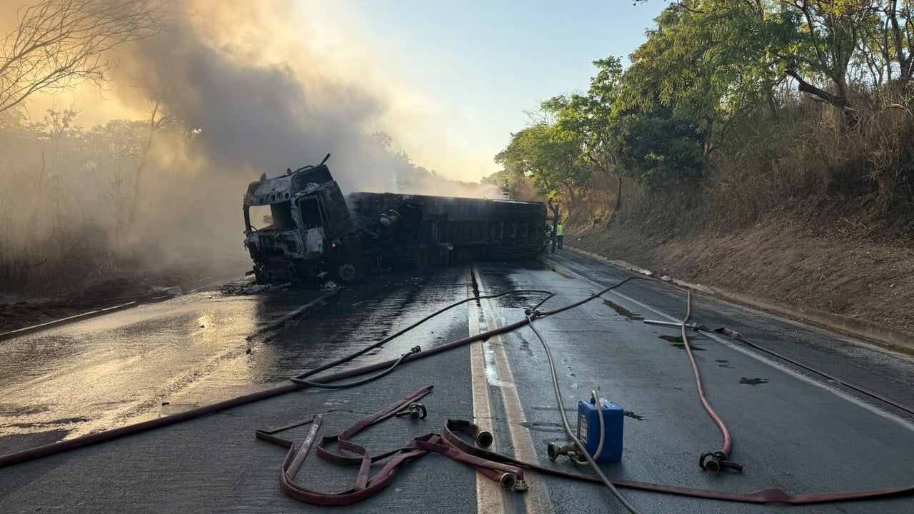 BR-040 ficou fechada por mais de cinco horas após carreta com medicamentos tombar e pegar fogo em João Pinheiro