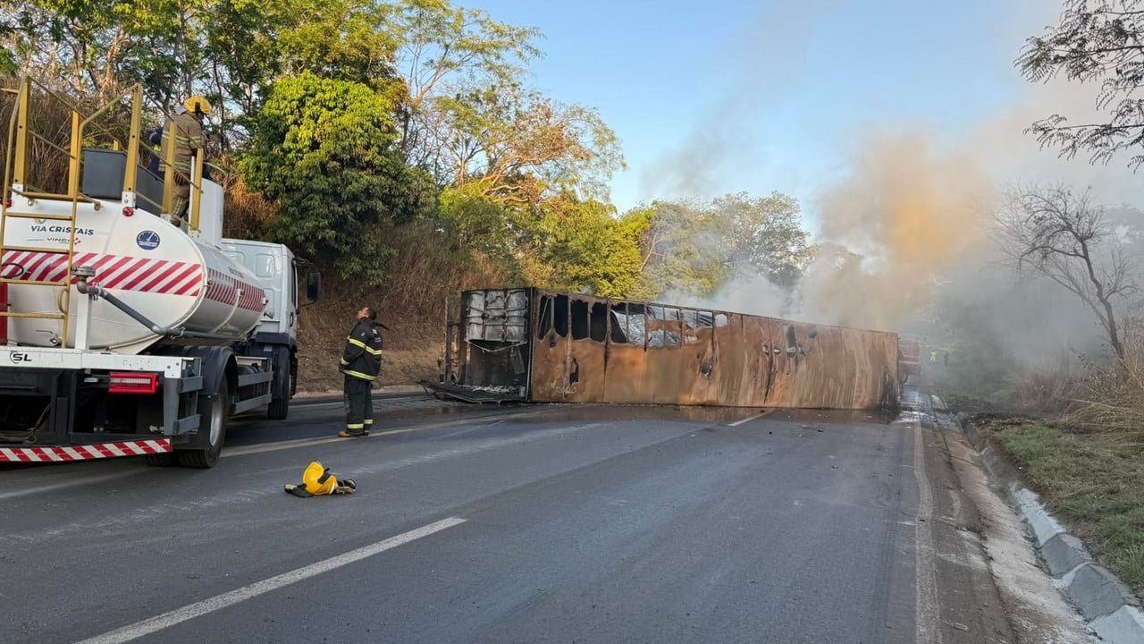 BR-040 ficou fechada por mais de cinco horas após carreta com medicamentos tombar e pegar fogo em João Pinheiro