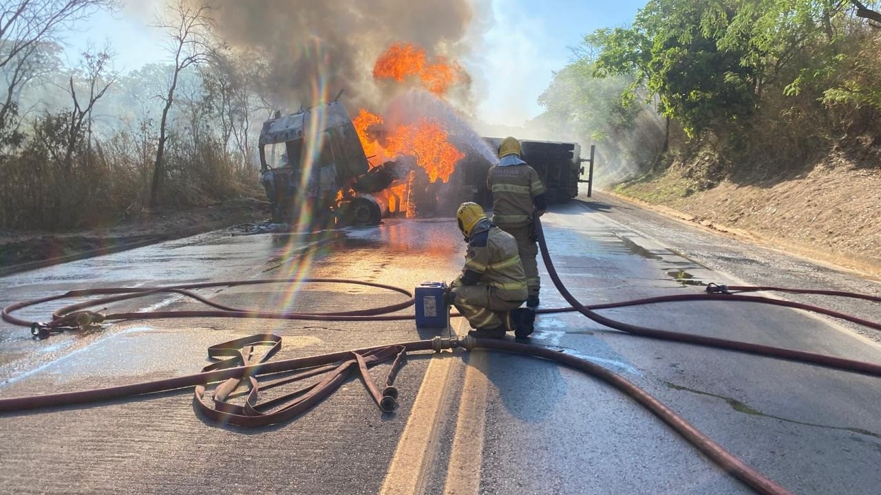 BR-040 ficou fechada por mais de cinco horas após carreta com medicamentos tombar e pegar fogo em João Pinheiro