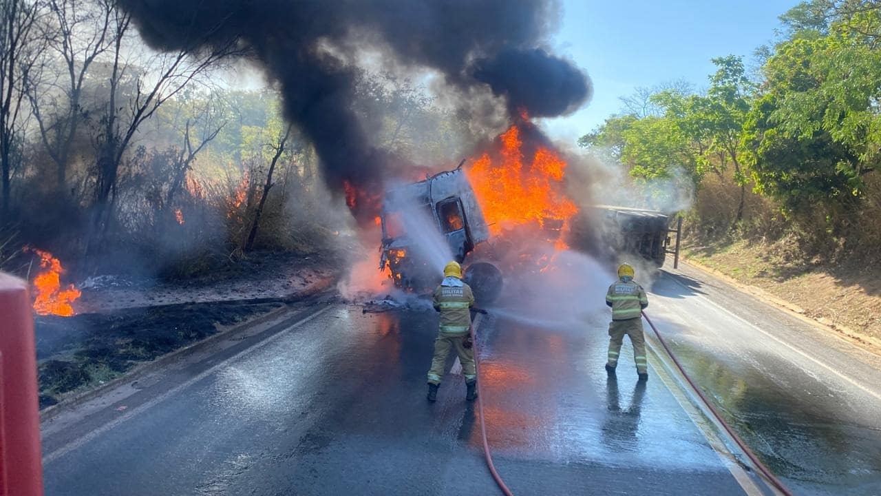 BR-040 ficou fechada por mais de cinco horas após carreta com medicamentos tombar e pegar fogo em João Pinheiro
