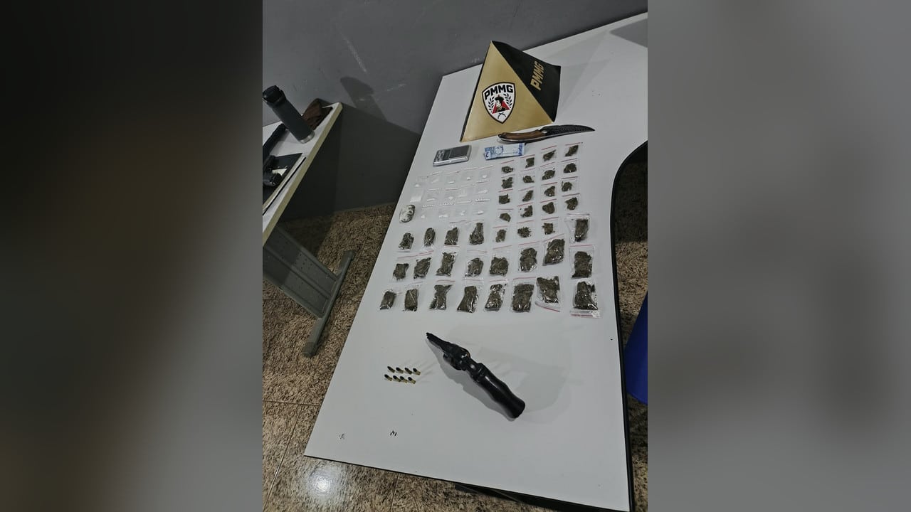 Saiu para o delivery e parou na cadeia! Traficante é preso com maconha, cocaína e arma falsa em Brasilândia de Minas