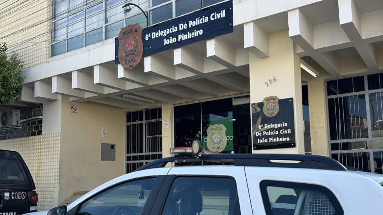 Mulher é jogada para fora do carro durante briga com o companheiro na Ruralminas em João Pinheiro