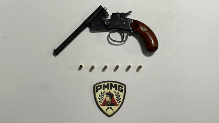 Adolescente acha arma na rua, chama amigo para dar tiros e os dois acabam detidos do lado da zona em João Pinheiro