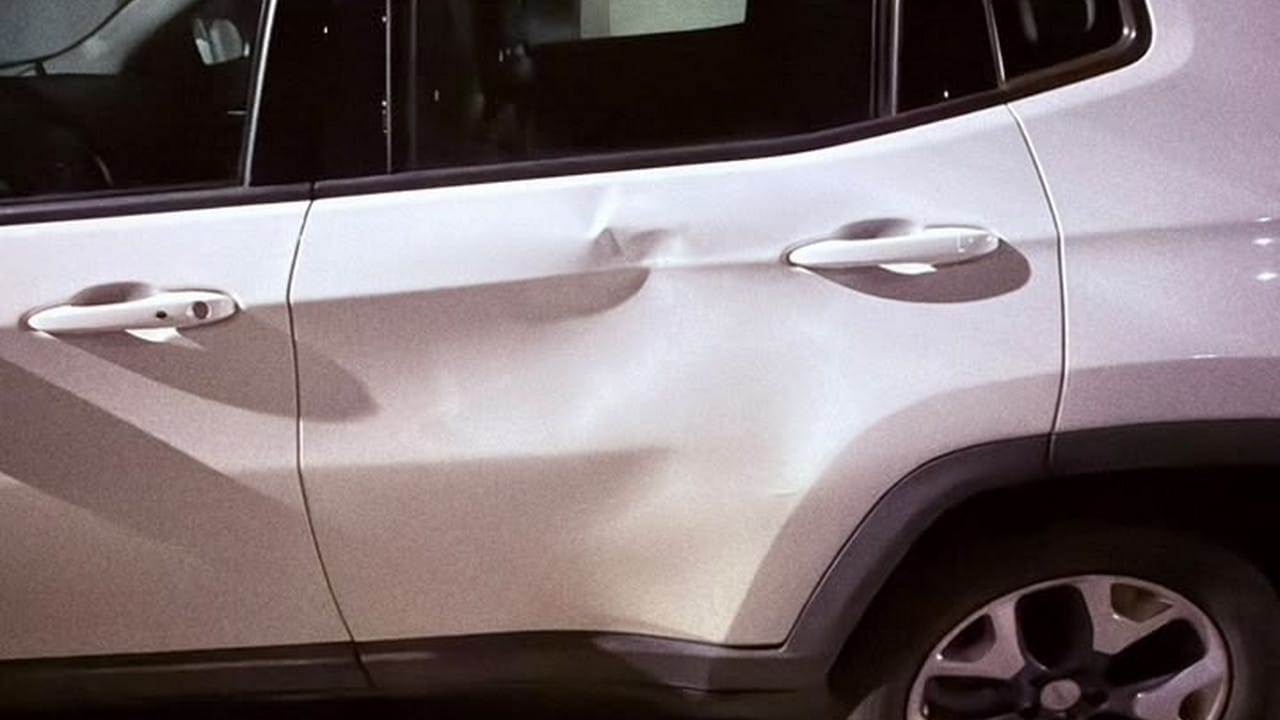 Pessoa em situação de rua chuta e joga pedras em dois carros de luxo estacionados no Centro de João Pinheiro