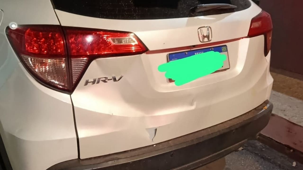 Pessoa em situação de rua chuta e joga pedras em dois carros de luxo estacionados no Centro de João Pinheiro