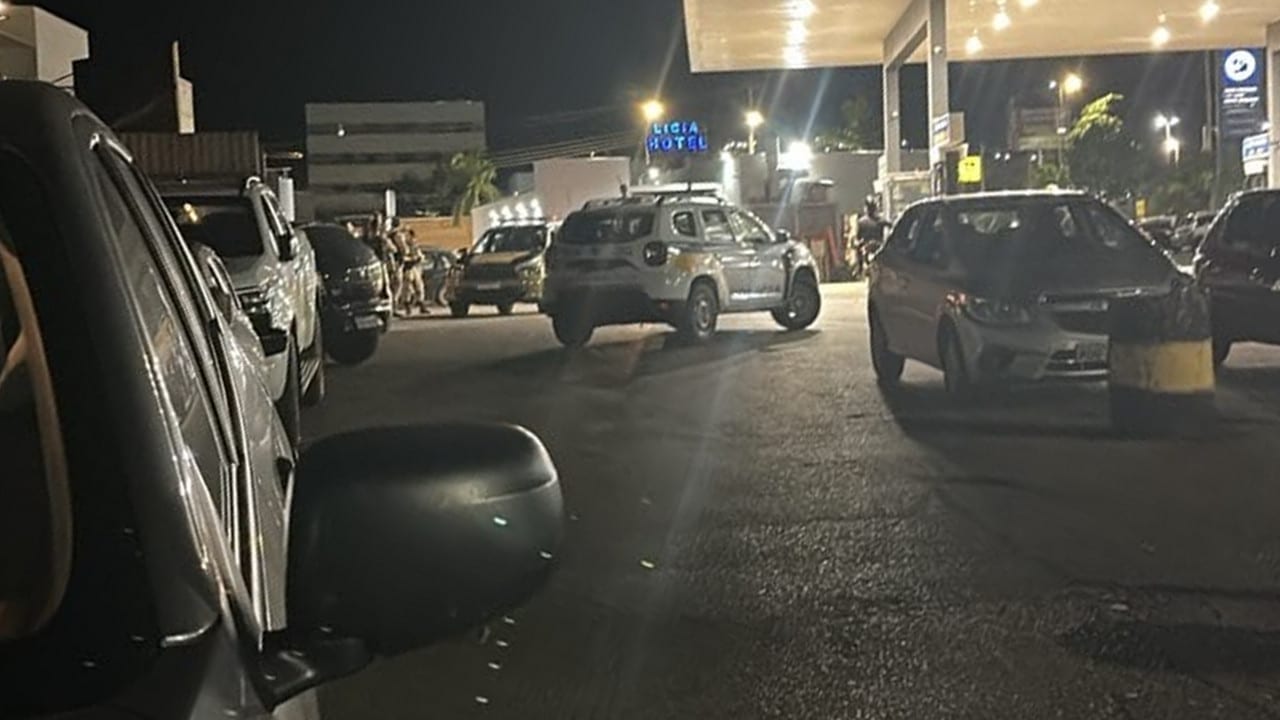 Pessoa em situação de rua chuta e joga pedras em dois carros de luxo estacionados no Centro de João Pinheiro
