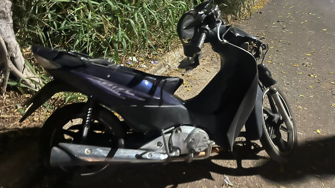 Prejuízo! Motorista de carro acelera e destrói completamente moto que estava estacionada na rua em João Pinheiro