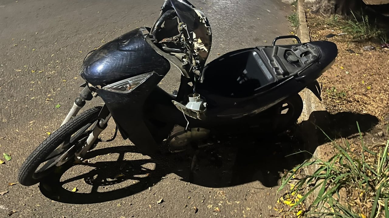 Prejuízo! Motorista de carro acelera e destrói completamente moto que estava estacionada na rua em João Pinheiro