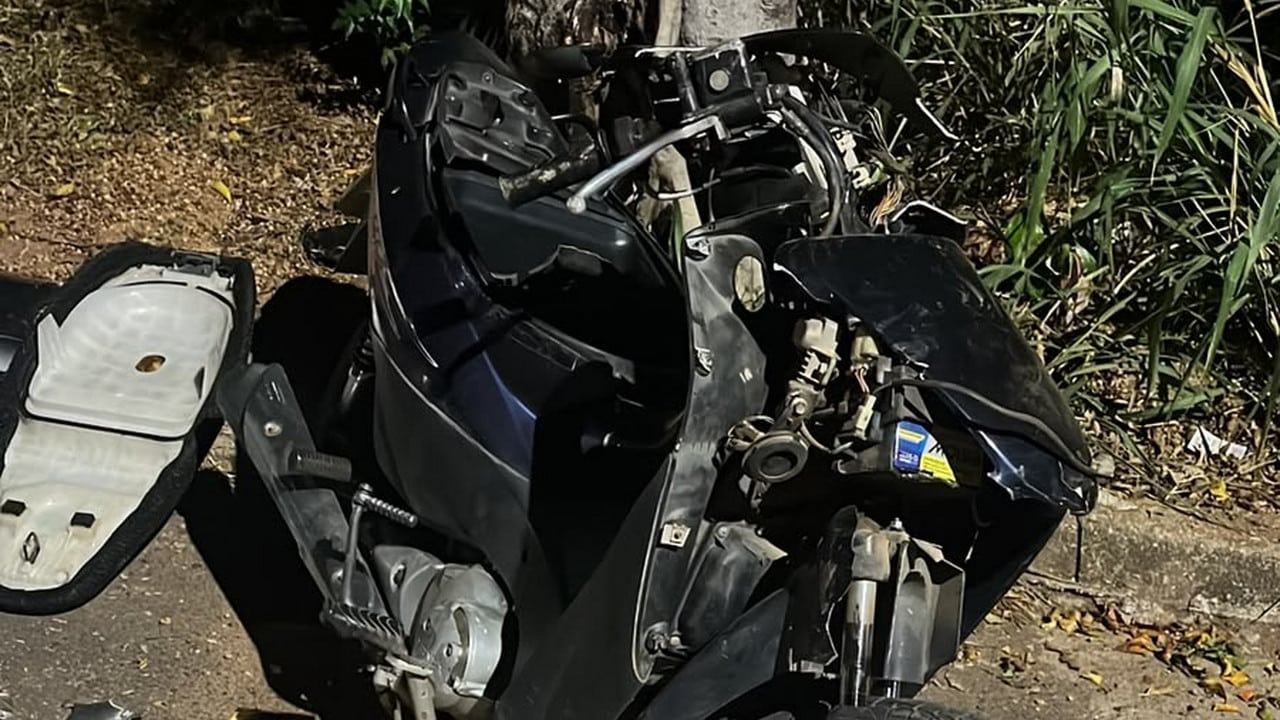 Prejuízo! Motorista de carro acelera e destrói completamente moto que estava estacionada na rua em João Pinheiro