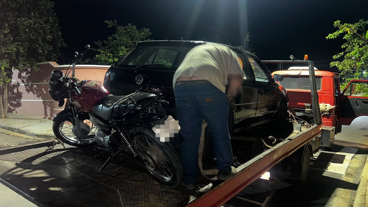 Não deu na curva! Menor foge da polícia, cai e vai parar com a moto dentro de um lote e é apreendido em João Pinheiro
