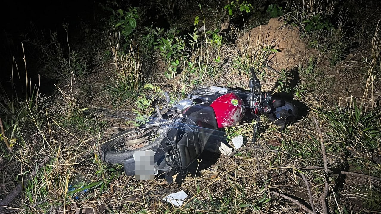 Não deu na curva! Menor foge da polícia, cai e vai parar com a moto dentro de um lote e é apreendido em João Pinheiro