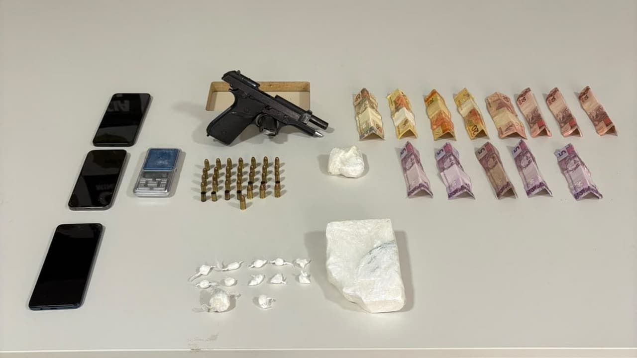 Após tiroteio no Cais, gerente do tráfico é preso com a mulher, pistola e mais de R$ 50 mil em drogas em João Pinheiro