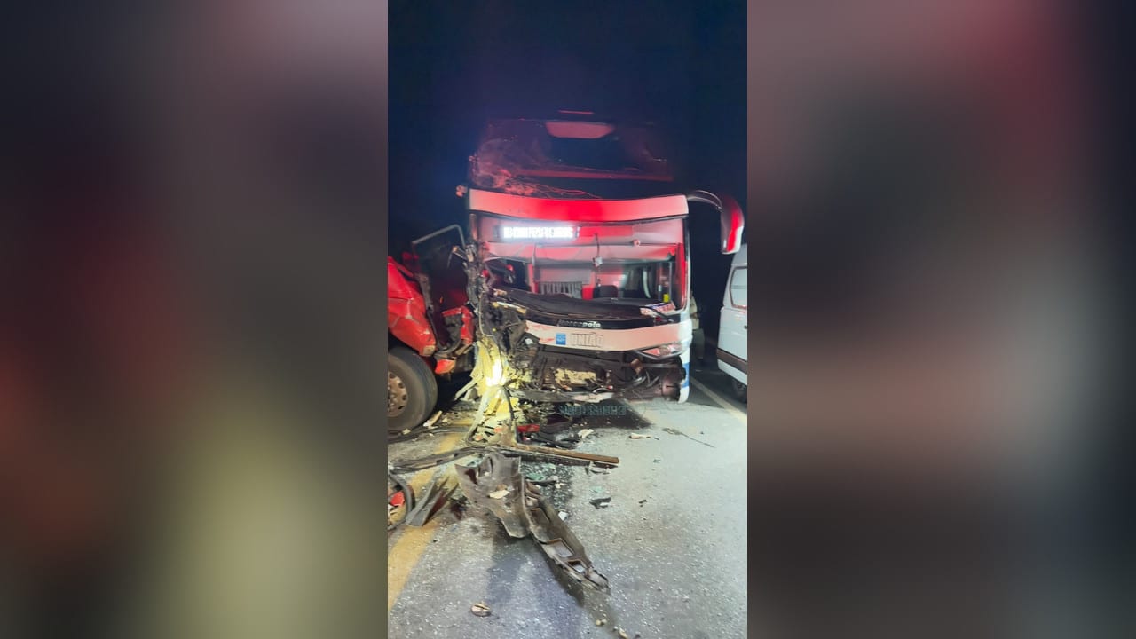 Nove pessoas ficam feridas em acidente entre ônibus e caminhão na BR-365, entre Varjão de Minas e Veredas