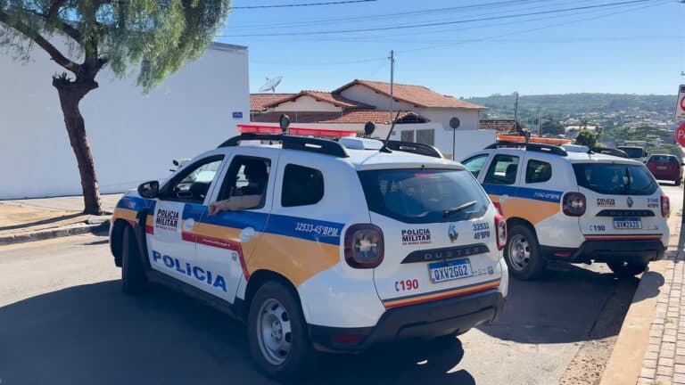 Tiros contra o portão! Morador denuncia disparos em frente à casa com filho de 13 anos no quintal em João Pinheiro