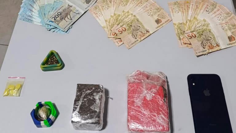 Maconha, haxixe e até ecstasy! PM apreende várias drogas e prende um no Centro de João Pinheiro