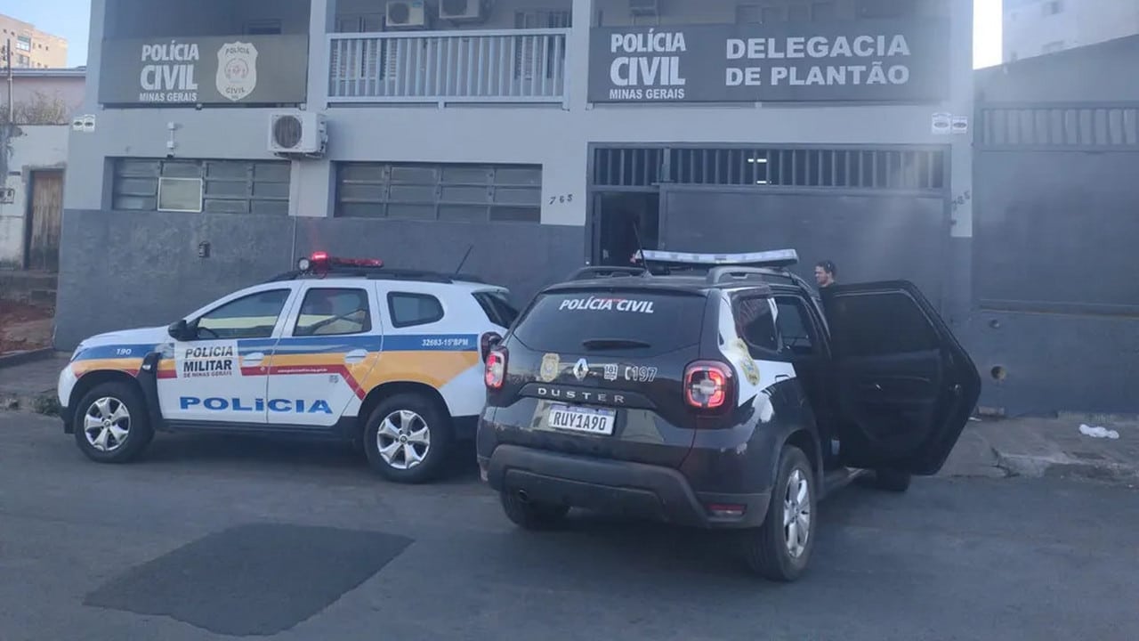 Homem furta três quilos de carne, joga tudo pela janela de ônibus e acaba preso em Patos de Minas