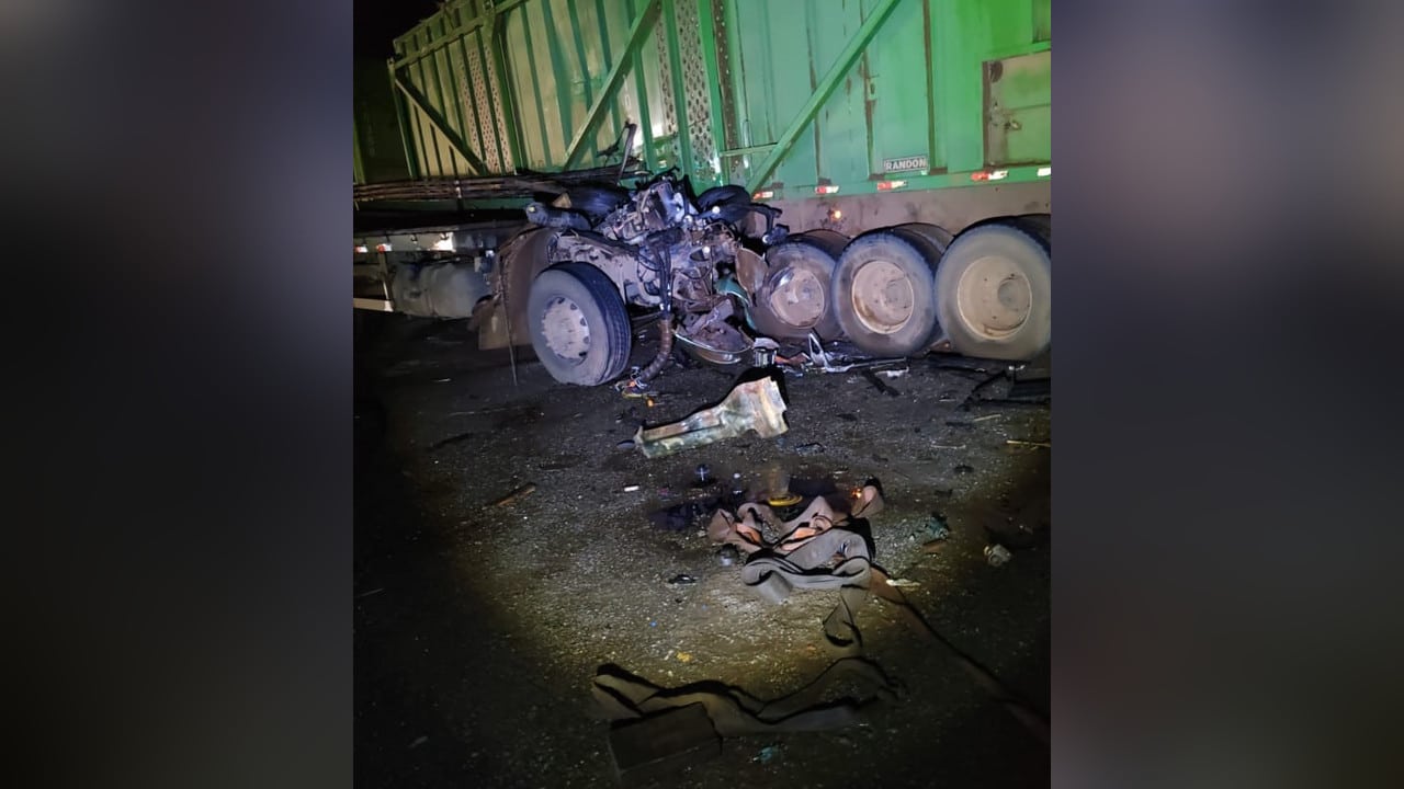 Gravíssimo! Cabine voa cerca de 40 metros após caminhão bater em carreta de cana na BR-040, em João Pinheiro