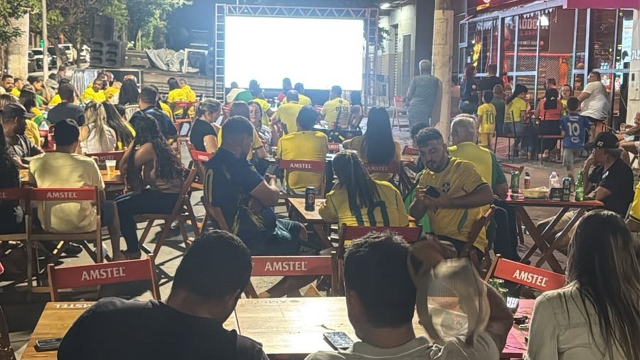 Pinheirenses lotam barzinho para assistir à apuração do segundo turno das eleições para presidente em João Pinheiro