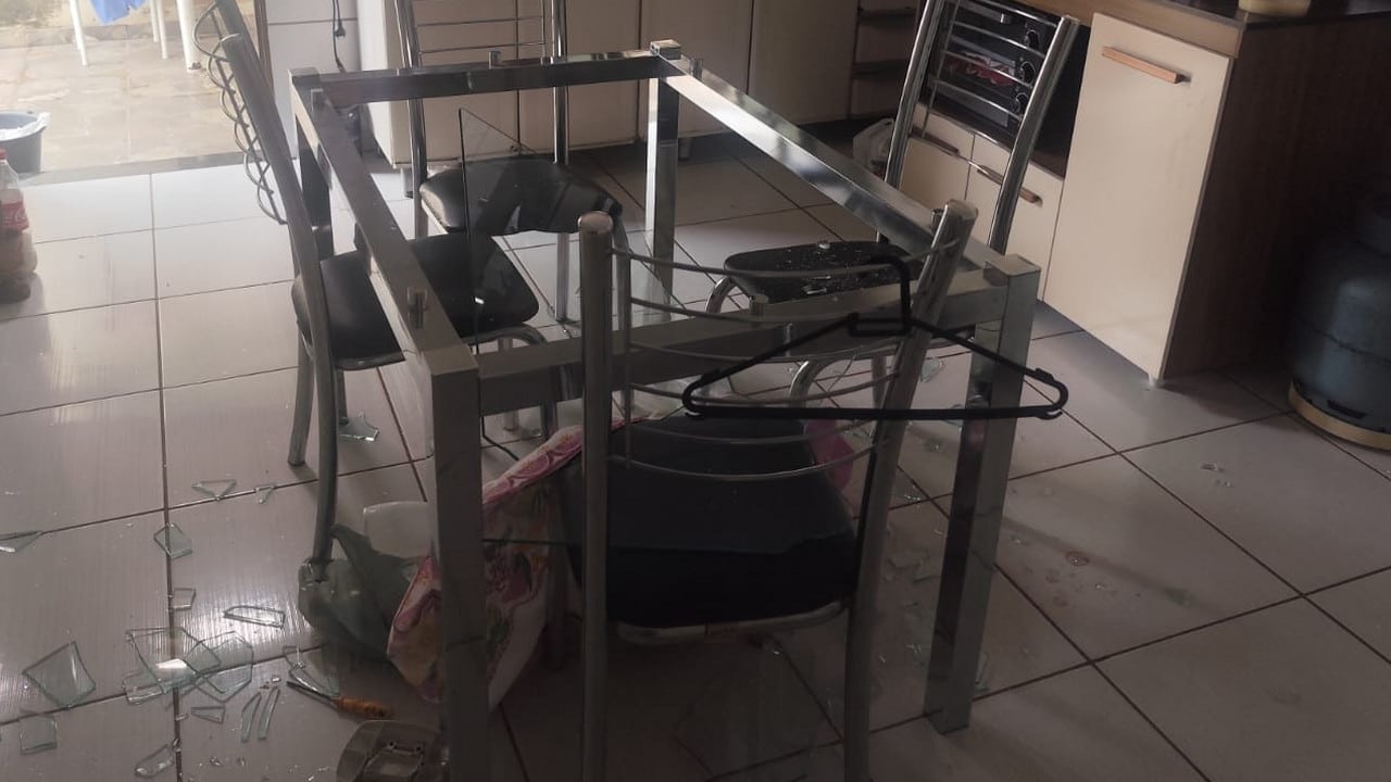 Homem é preso suspeito de ameaçar e agredir a esposa na frente das três filhas em João Pinheiro