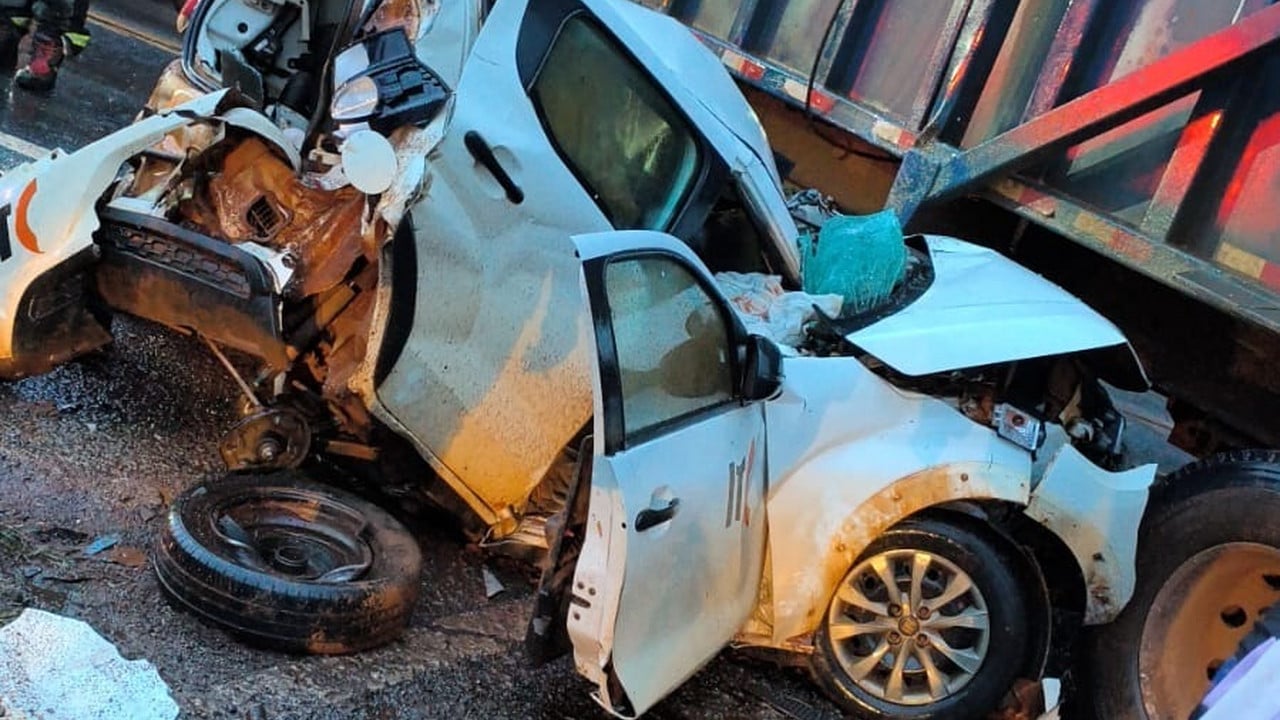 Milagre! Motorista bate em carreta de cana, é atingido por outra e sai com ferimentos leves na BR-040 em João Pinheiro