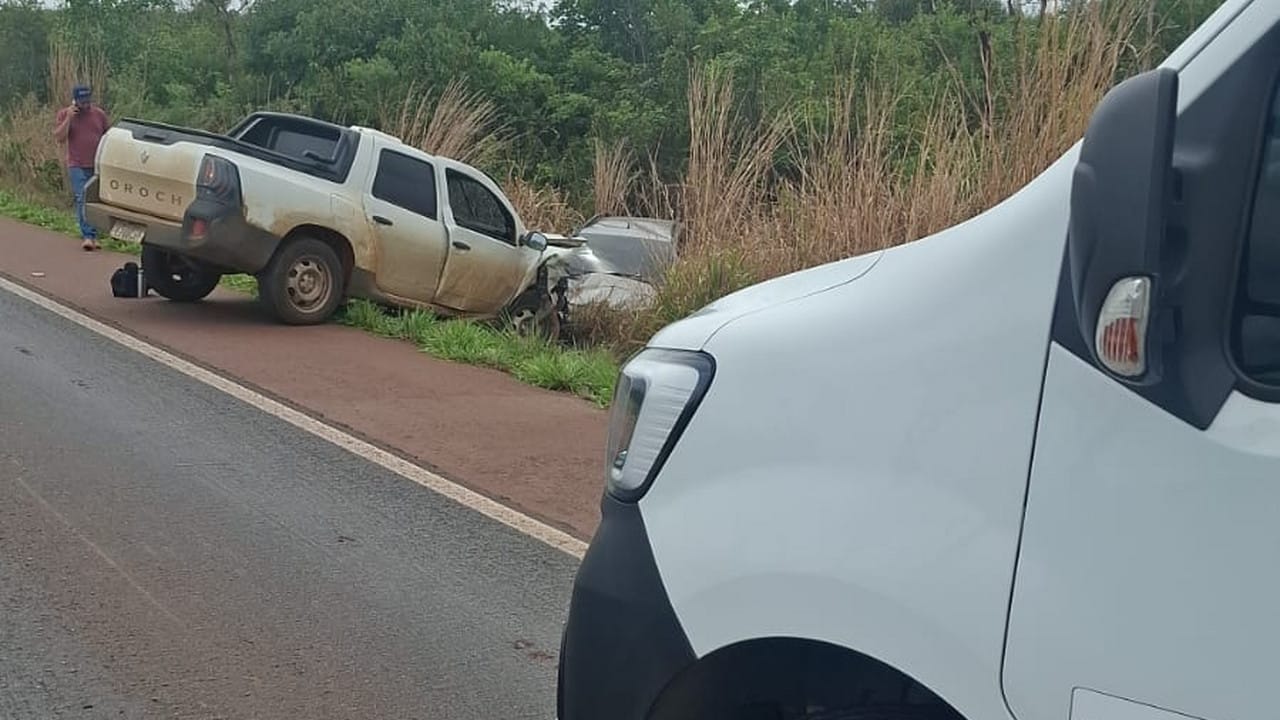 Ultrapassagem malsucedida termina em batida de frente na BR-365, entre o JK e Buritizeiro