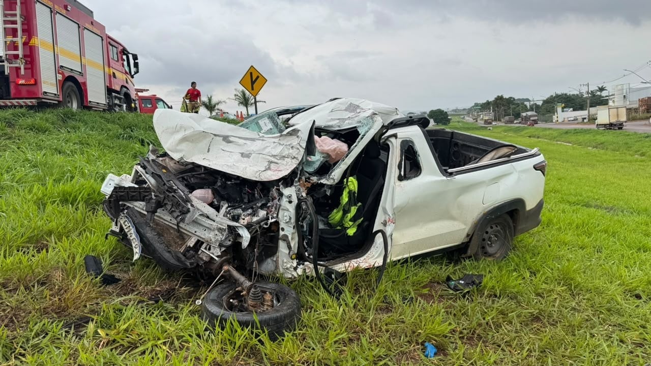 Veja o vídeo: motorista morre na hora após bater de frente com carreta carregada de cerveja em Patos de Minas