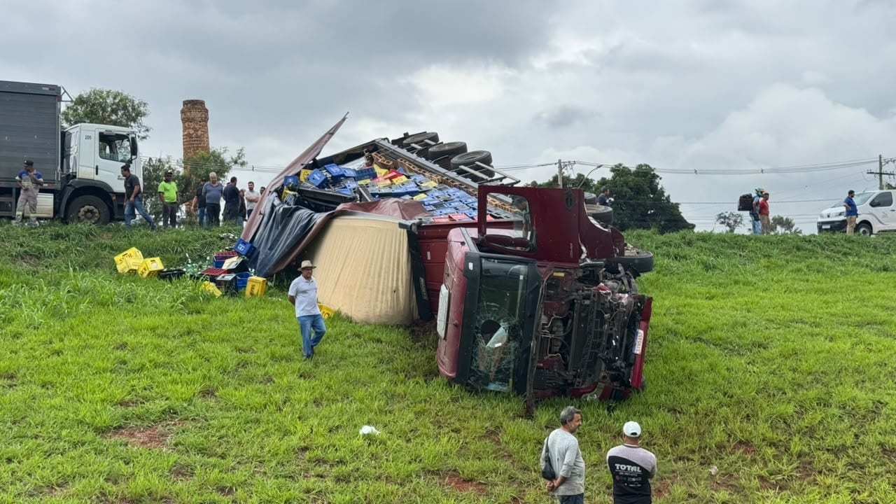 Veja o vídeo: motorista morre na hora após bater de frente com carreta carregada de cerveja em Patos de Minas