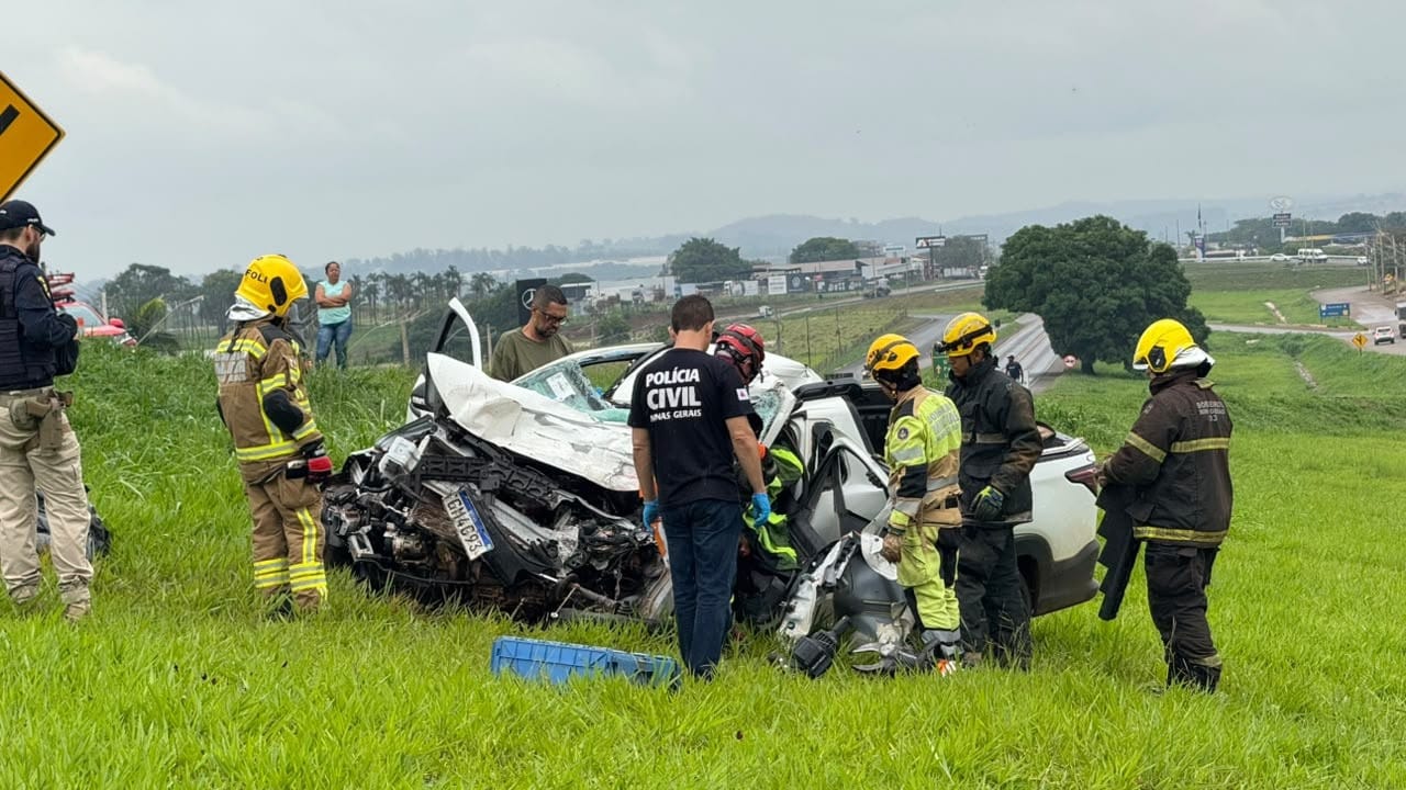 Veja o vídeo: motorista morre na hora após bater de frente com carreta carregada de cerveja em Patos de Minas